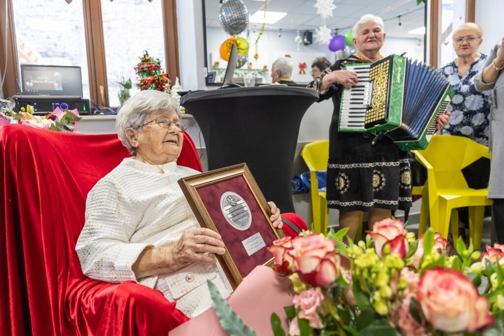 Wręczenie medalu Unitas Durat Wierze Pacanowskiej, fot. Szymon Zdziebło/tarantoga.pl dla UMWKP
