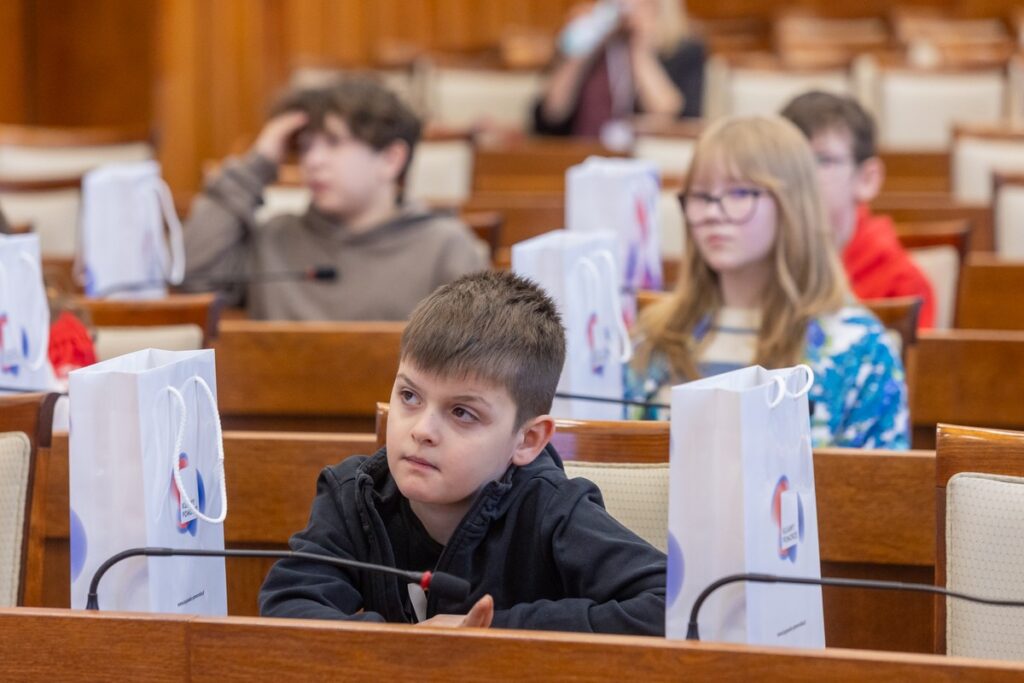 Spotkanie marszałka Piotra Całbeckiego z dziećmi z klubu młodzieżowego z Węgierska, fot. Mikołaj Kuras dla UMWKP