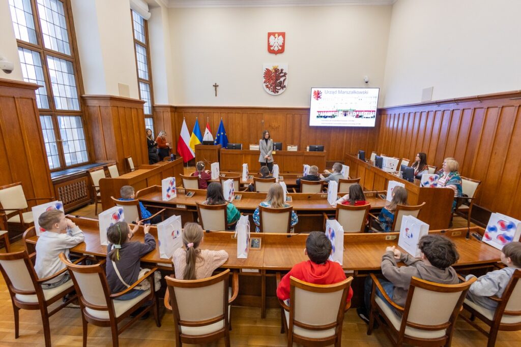 Spotkanie marszałka Piotra Całbeckiego z dziećmi z klubu młodzieżowego z Węgierska, fot. Mikołaj Kuras dla UMWKP