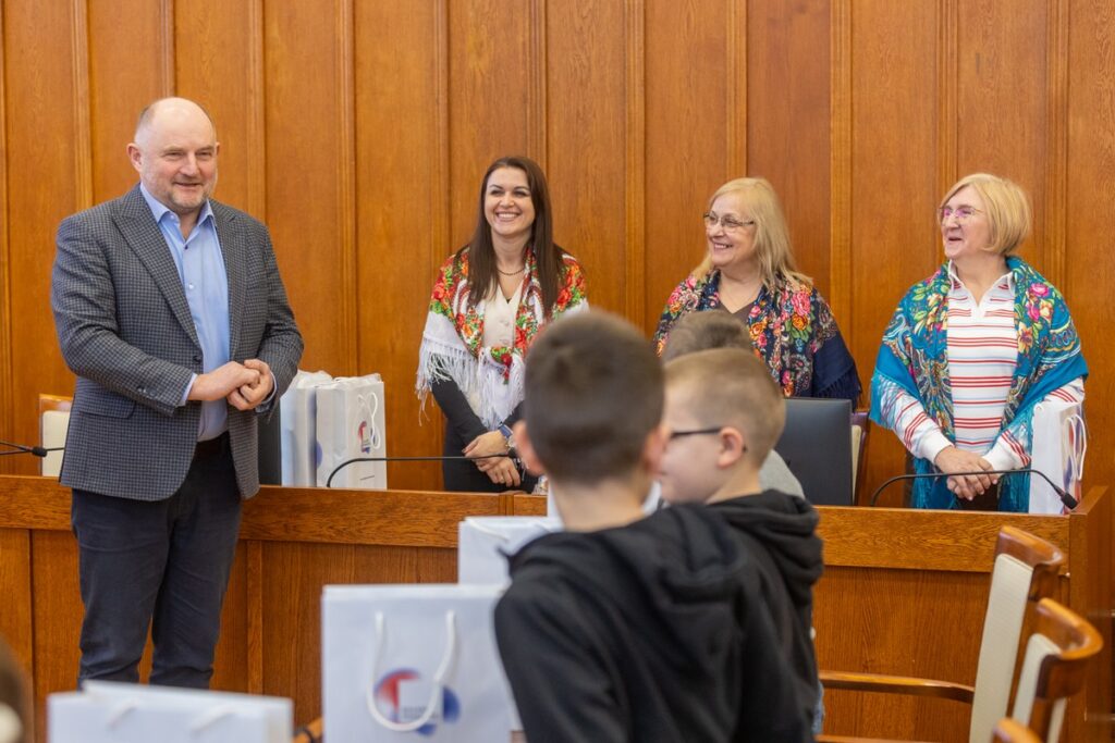 Spotkanie marszałka Piotra Całbeckiego z dziećmi z klubu młodzieżowego z Węgierska, fot. Mikołaj Kuras dla UMWKP