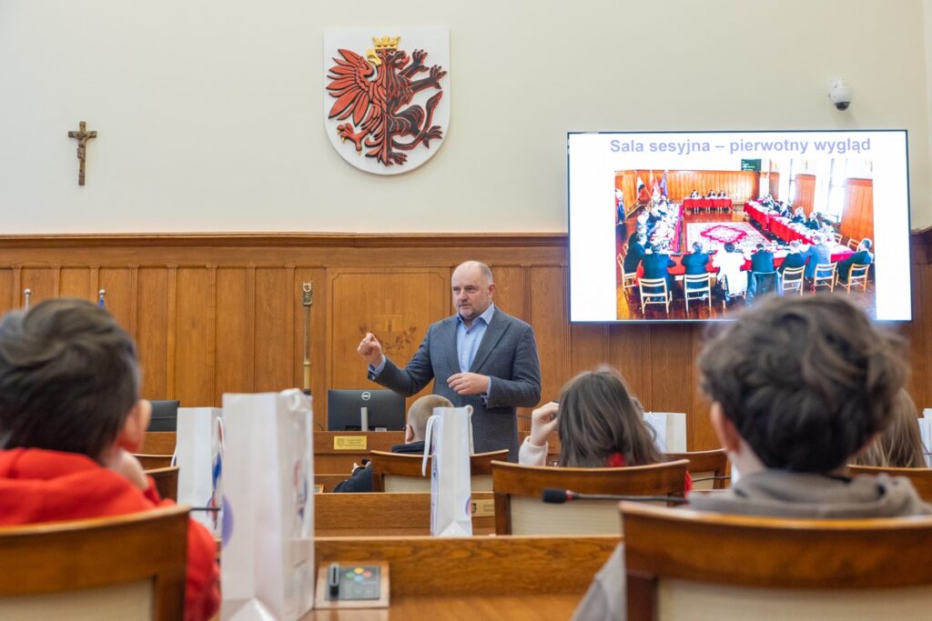 Spotkanie marszałka Piotra Całbeckiego z dziećmi z klubu młodzieżowego z Węgierska, fot. Mikołaj Kuras dla UMWKP