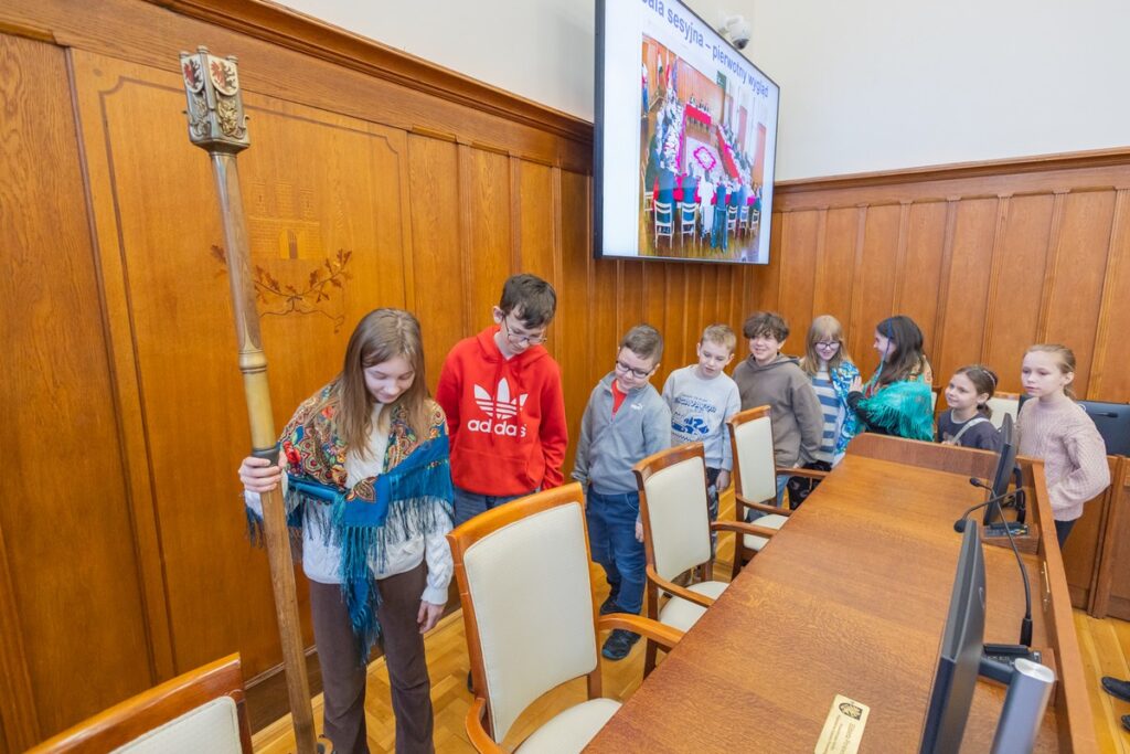 Spotkanie marszałka Piotra Całbeckiego z dziećmi z klubu młodzieżowego z Węgierska, fot. Mikołaj Kuras dla UMWKP