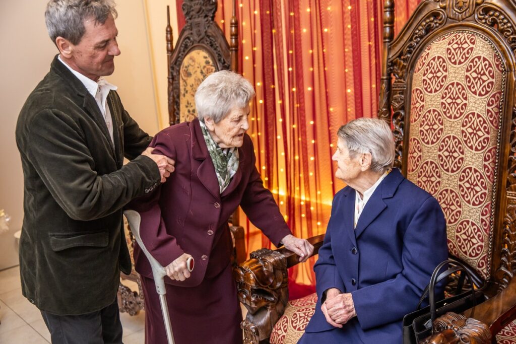 Wręczenie medali Unitas Durat stuletnim mieszkankom regionu, fot. Andrzej Goiński/UMWKP
