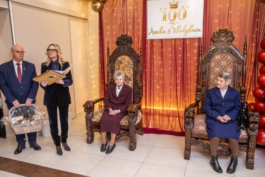 Wręczenie medali Unitas Durat stuletnim mieszkankom regionu, fot. Andrzej Goiński/UMWKP