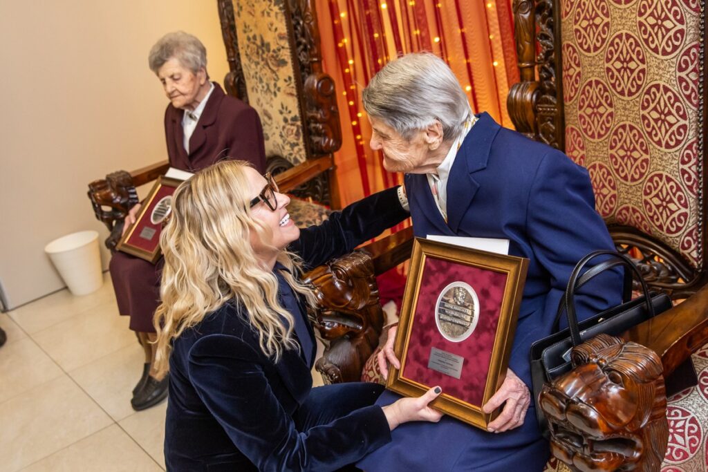 Wręczenie medali Unitas Durat stuletnim mieszkankom regionu, fot. Andrzej Goiński/UMWKP