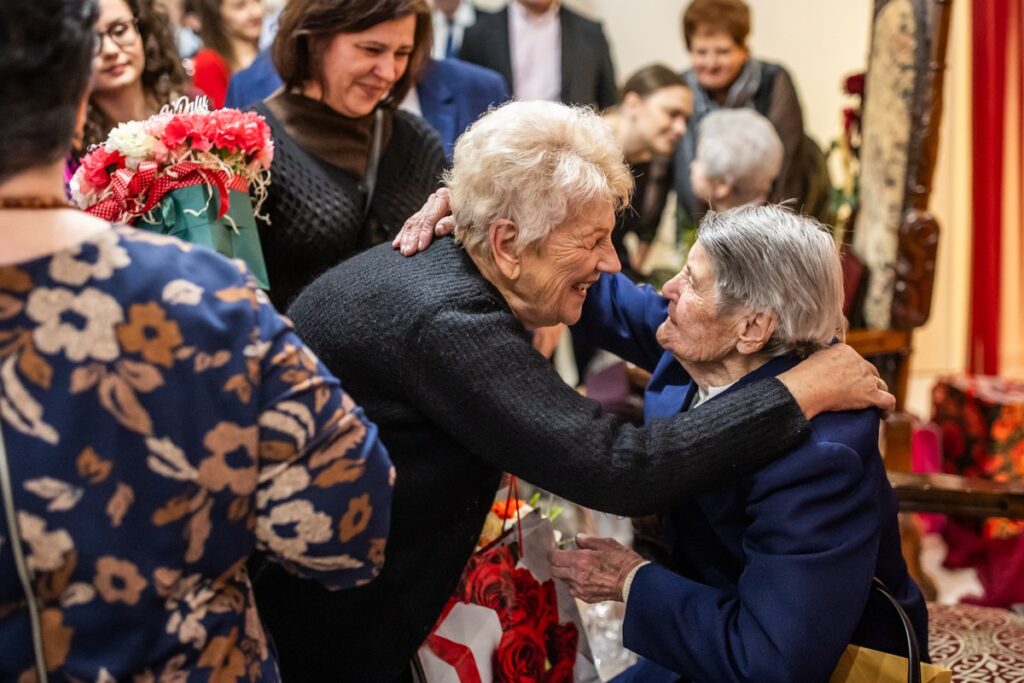 Wręczenie medali Unitas Durat stuletnim mieszkankom regionu, fot. Andrzej Goiński/UMWKP