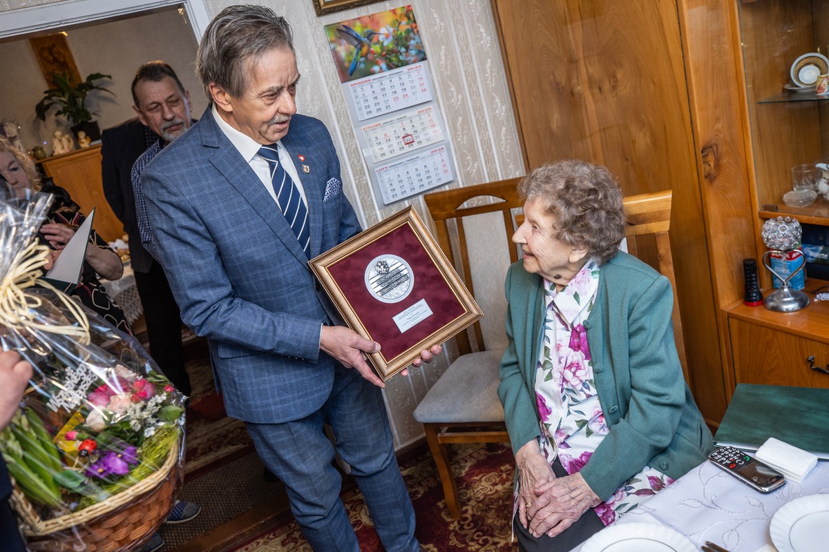 Wręczenie medalu Unitas Durat stuletniej Pelagii Worowskiej, fot. Andrzej Goiński/UMWKP