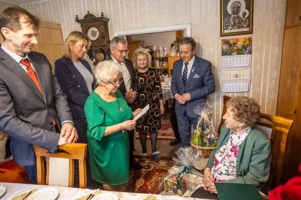 Wręczenie medalu Unitas Durat stuletniej Pelagii Worowskiej, fot. Andrzej Goiński/UMWKP