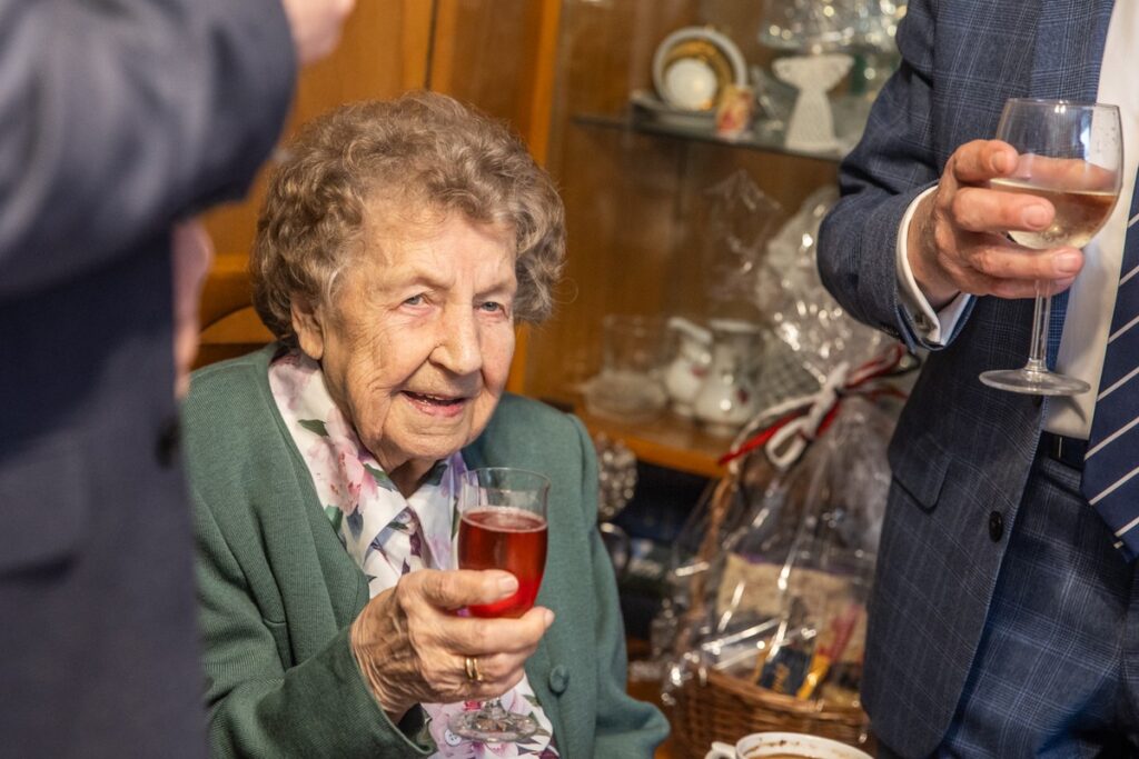 Wręczenie medalu Unitas Durat stuletniej Pelagii Worowskiej, fot. Andrzej Goiński/UMWKP