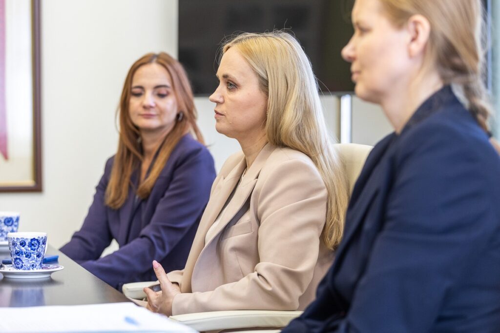 Spotkanie prof. Janusza Kowalewskiego (Centrum Onkologii) i dyr. Edwarda Hartwicha (WSD) z min. Jolantą Sobierańską-Grendą i marszałkiem Piotrem Całbeckim, fot. Szymon Zdziebło/tarantoga dla UMWKP