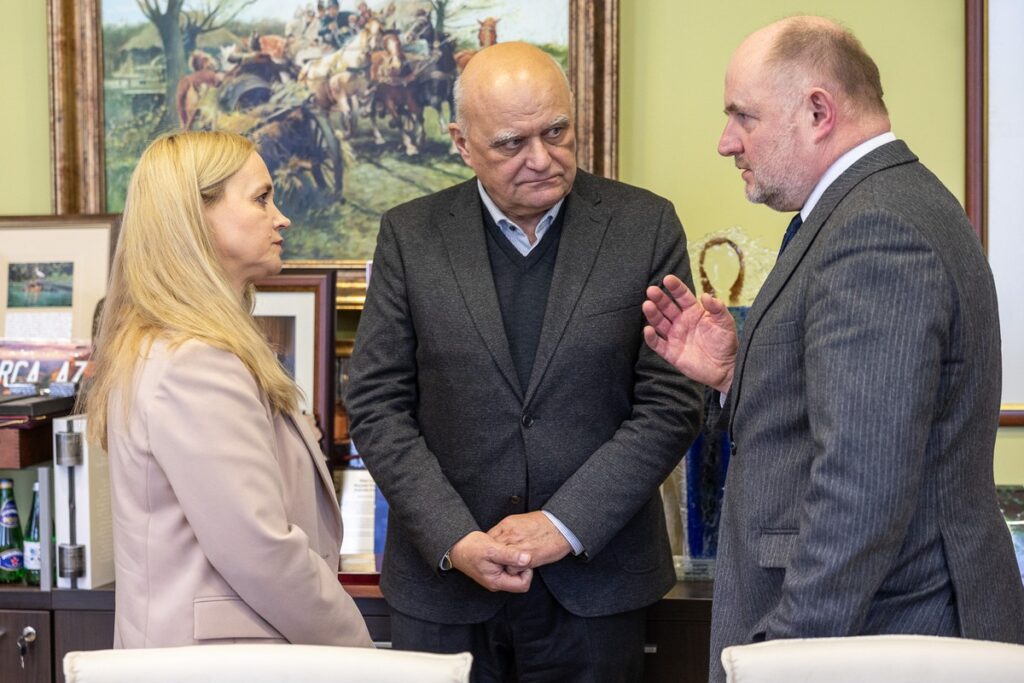 Spotkanie prof. Janusza Kowalewskiego (Centrum Onkologii) i dyr. Edwarda Hartwicha (WSD) z min. Jolantą Sobierańską-Grendą i marszałkiem Piotrem Całbeckim, fot. Szymon Zdziebło/tarantoga dla UMWKP