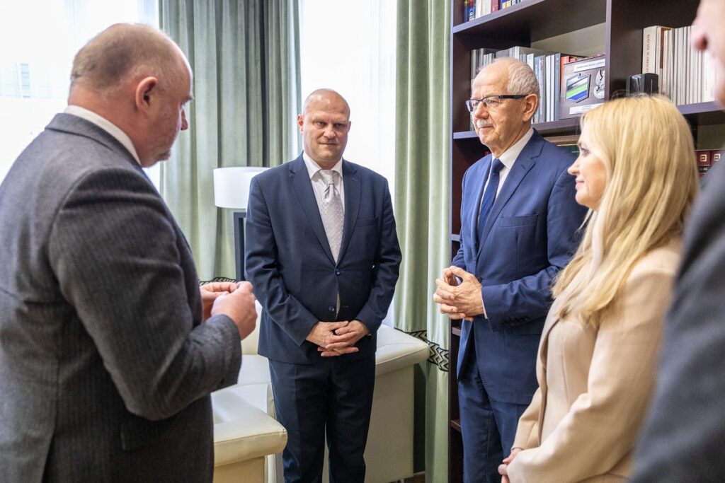 Spotkanie prof. Janusza Kowalewskiego (Centrum Onkologii) i dyr. Edwarda Hartwicha (WSD) z min. Jolantą Sobierańską-Grendą i marszałkiem Piotrem Całbeckim, fot. Szymon Zdziebło/tarantoga dla UMWKP