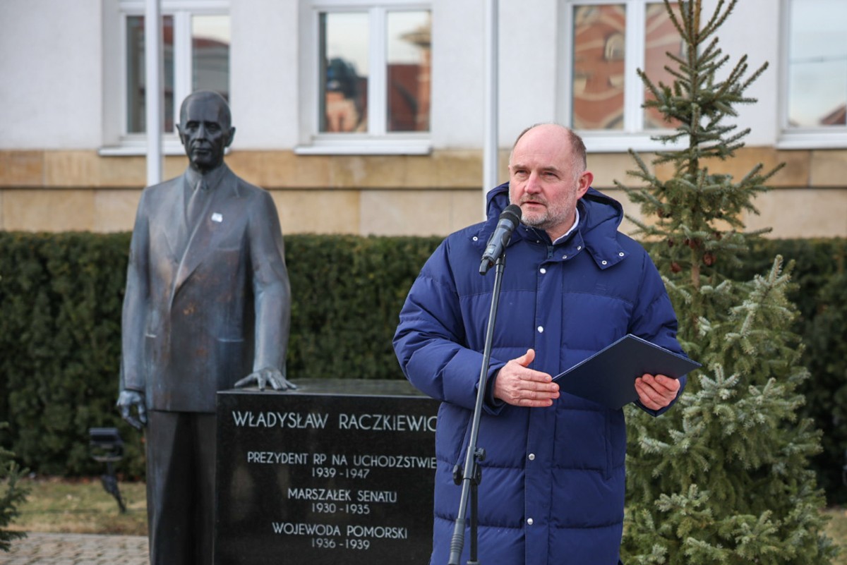 Obchody 45. rocznicy rejestracji NZS, spotkanie przed Urzędem Marszałkowskim w Toruniu, fot. Szymon Zdziebło/tarantoga dla UMWKP