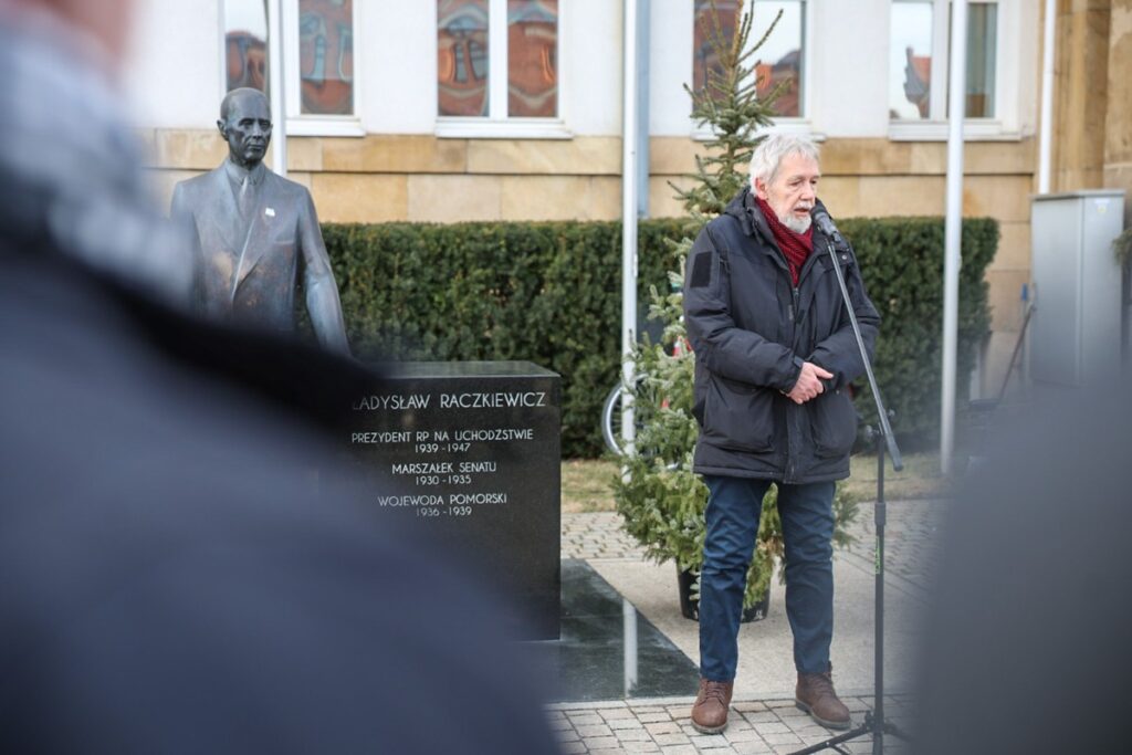 Obchody 45. rocznicy rejestracji NZS, spotkanie przed Urzędem Marszałkowskim w Toruniu, fot. Szymon Zdziebło/tarantoga dla UMWKP
