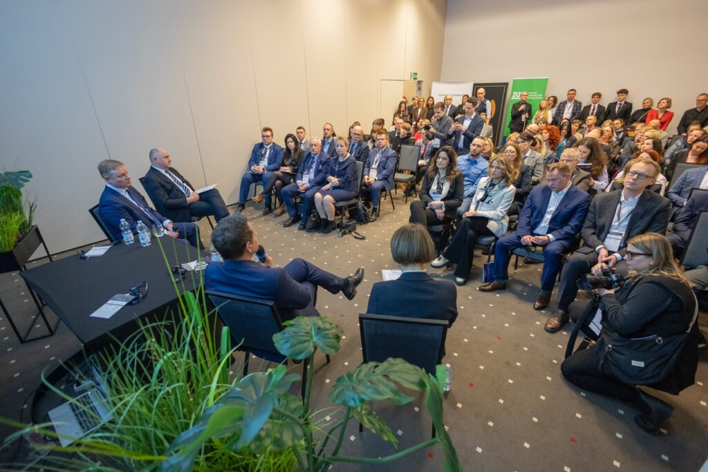 Panel z udziałem marszałka Piotra Całbeckiego i prezydenta Warszawy Rafała Trzaskowskiego, fot. Mikołaj Kuras dla UMWKP