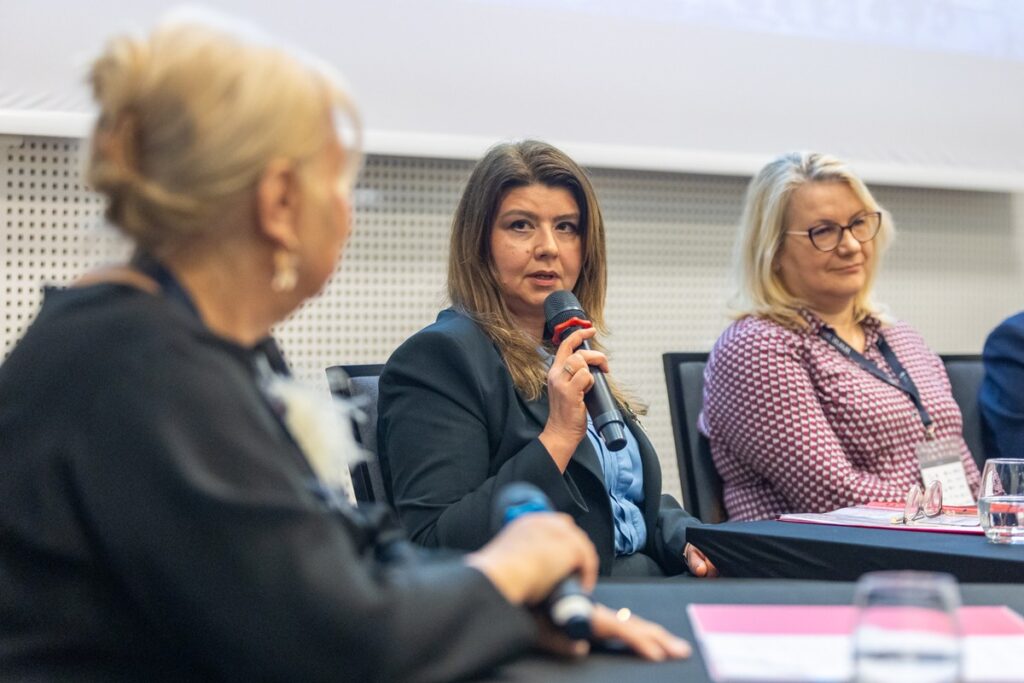 Dyskusja z udziałem przewodniczącej sejmiku województwa Elżbiety Piniewskiej i wiceprzewodniczącej sejmiku województwa Katarzyny Lubańskiej, fot. Mikołaj Kuras dla UMWKP
