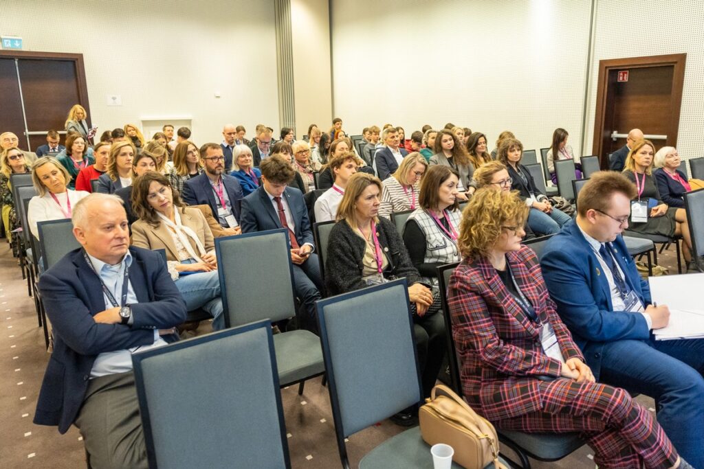 Dyskusja z udziałem przewodniczącej sejmiku województwa Elżbiety Piniewskiej i wiceprzewodniczącej sejmiku województwa Katarzyny Lubańskiej, fot. Mikołaj Kuras dla UMWKP