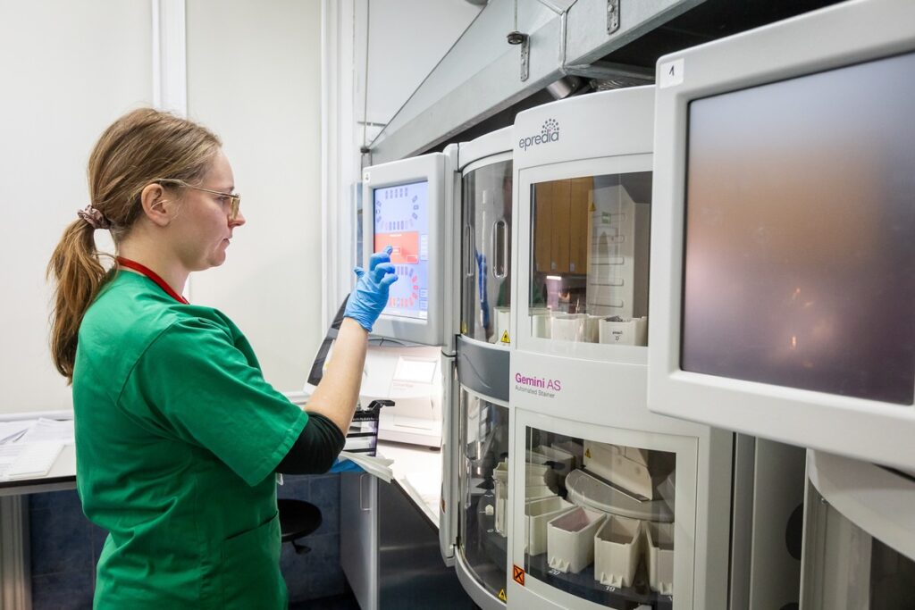 Nowa aparatura w zakładzie patomorfologii Centrum Pulmonologii, fot. Tomasz Czachorowski/eventphoto dla UMWKP