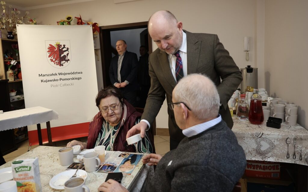 Pierwsze czujniki czadu dla seniorów w Chełmnie, fot. Mikołaj Kuras dla UMWKP