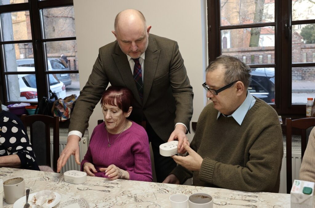 Pierwsze czujniki czadu dla seniorów w Chełmnie, fot. Mikołaj Kuras dla UMWKP