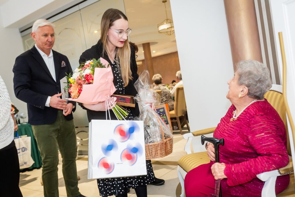 Wręczenie medalu Unitas Durat stuletniej Wandzie Gordon, fot. Tomasz Czachorowski/eventphoto.com.pl dlaUMWKP
