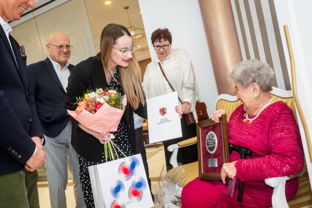 Wręczenie medalu Unitas Durat stuletniej Wandzie Gordon, fot. Tomasz Czachorowski/eventphoto.com.pl dlaUMWKP