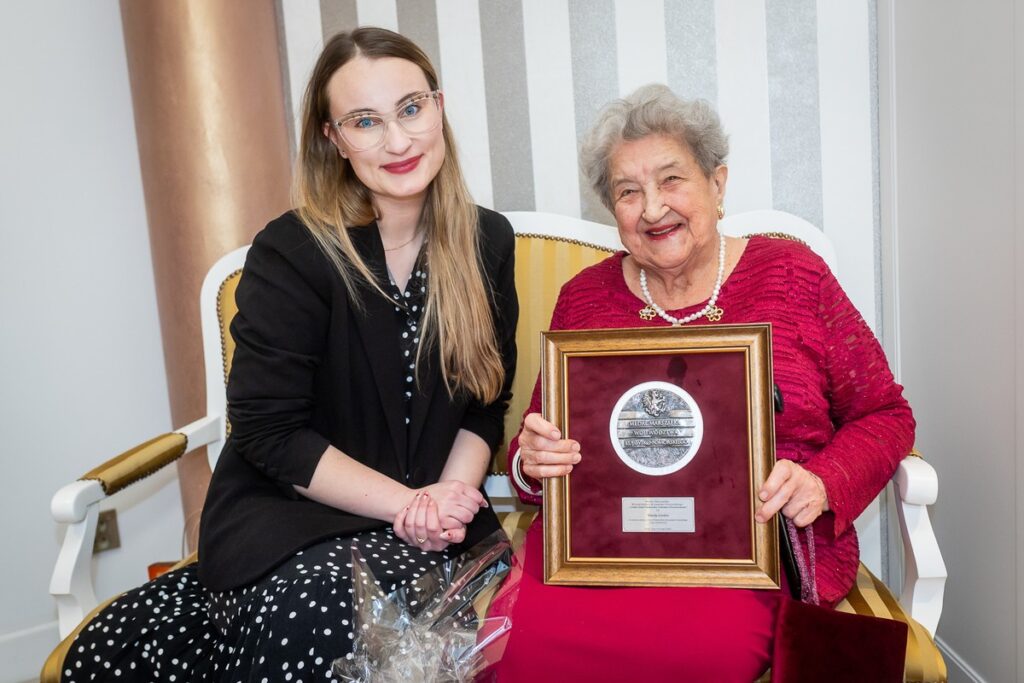 Wręczenie medalu Unitas Durat stuletniej Wandzie Gordon, fot. Tomasz Czachorowski/eventphoto.com.pl dlaUMWKP