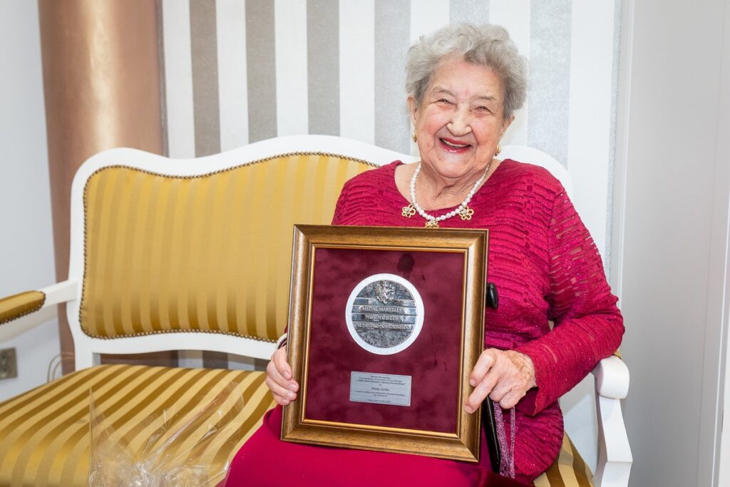 Wręczenie medalu Unitas Durat stuletniej Wandzie Gordon, fot. Tomasz Czachorowski/eventphoto.com.pl dlaUMWKP