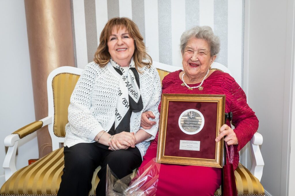 Wręczenie medalu Unitas Durat stuletniej Wandzie Gordon, fot. Tomasz Czachorowski/eventphoto.com.pl dlaUMWKP