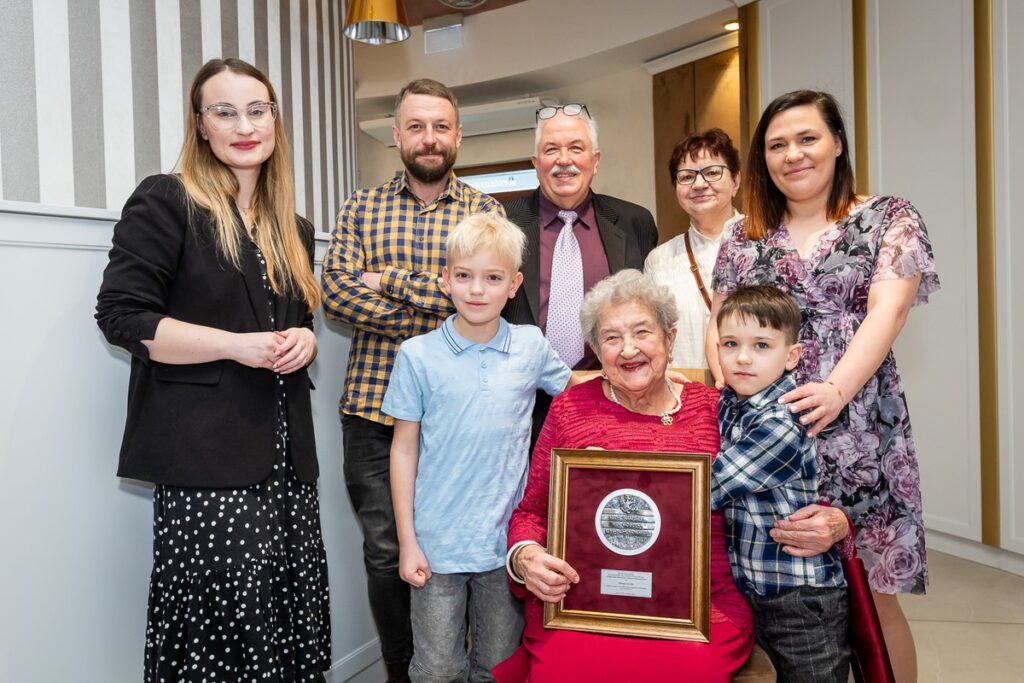 Wręczenie medalu Unitas Durat stuletniej Wandzie Gordon, fot. Tomasz Czachorowski/eventphoto.com.pl dlaUMWKP