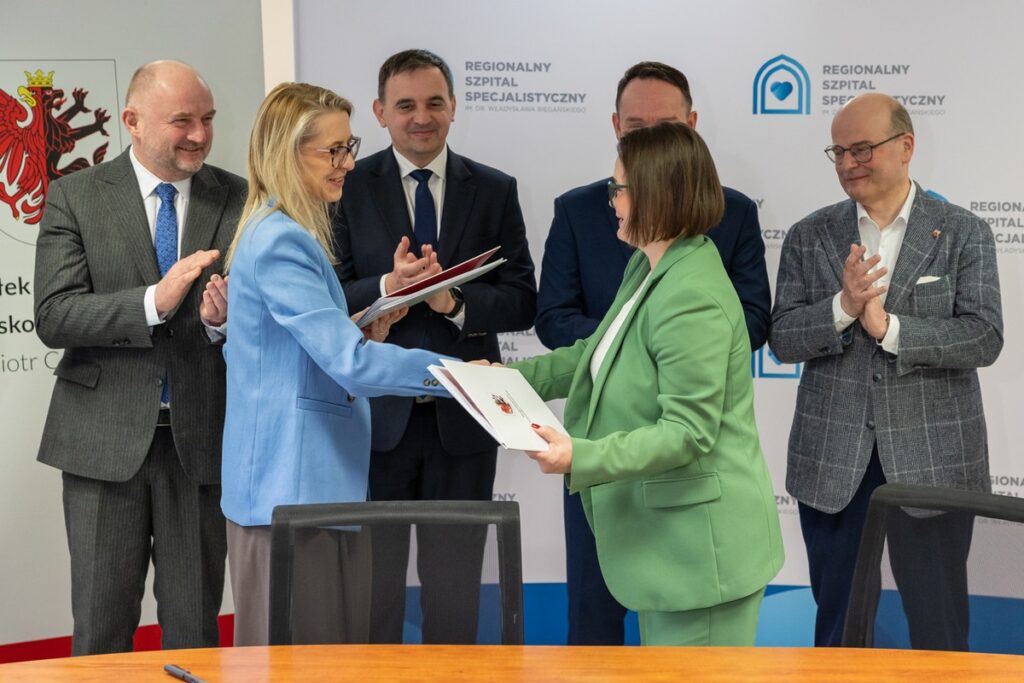 Podpisanie umowy w sprawie finansowania inwestycji, fot. Mikołaj Kuras dla UMWKP