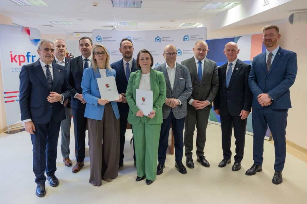 Podpisanie umowy w sprawie finansowania inwestycji, fot. Mikołaj Kuras dla UMWKP