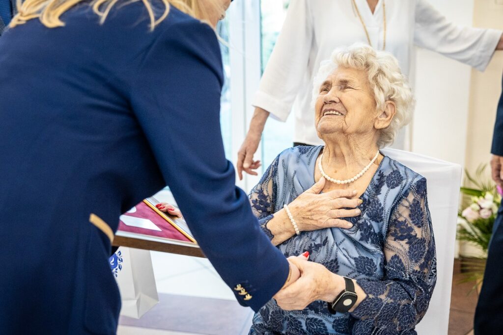 Wręczenie medalu Unitas Durat Józefie Jasik, fot. Szymon Zdziebło/tarantoga.pl dla UMWKP