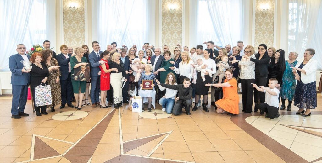 Wręczenie medalu Unitas Durat Józefie Jasik, fot. Szymon Zdziebło/tarantoga.pl dla UMWKP