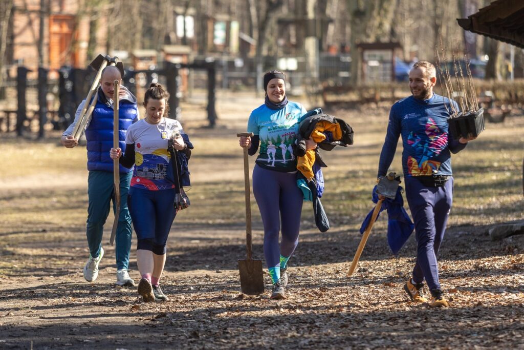 Akcja sadzenia drzew na toruńskiej Barbarce, fot. Szymon Zdziebło/tarantoga.pl dla UMWKP