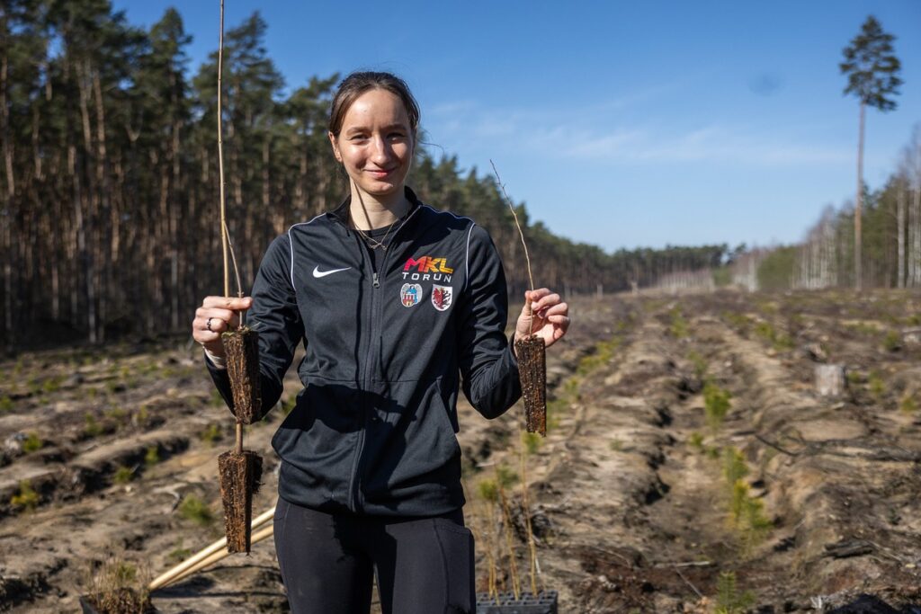 Akcja sadzenia drzew na toruńskiej Barbarce, fot. Szymon Zdziebło/tarantoga.pl dla UMWKP