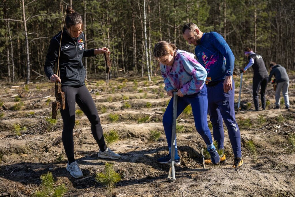 Akcja sadzenia drzew na toruńskiej Barbarce, fot. Szymon Zdziebło/tarantoga.pl dla UMWKP