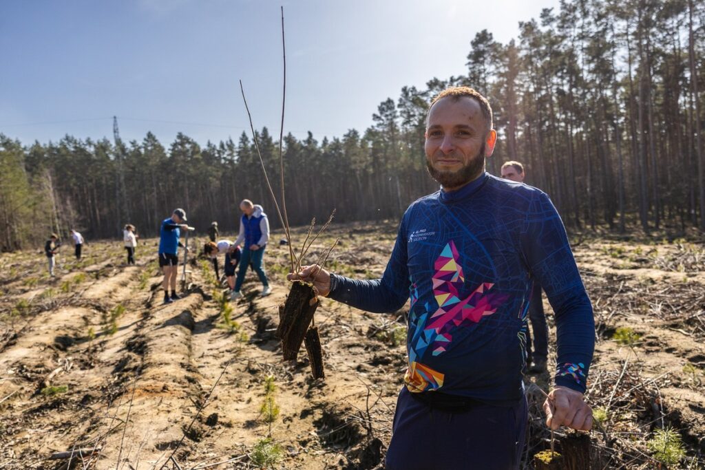 Akcja sadzenia drzew na toruńskiej Barbarce, fot. Szymon Zdziebło/tarantoga.pl dla UMWKP