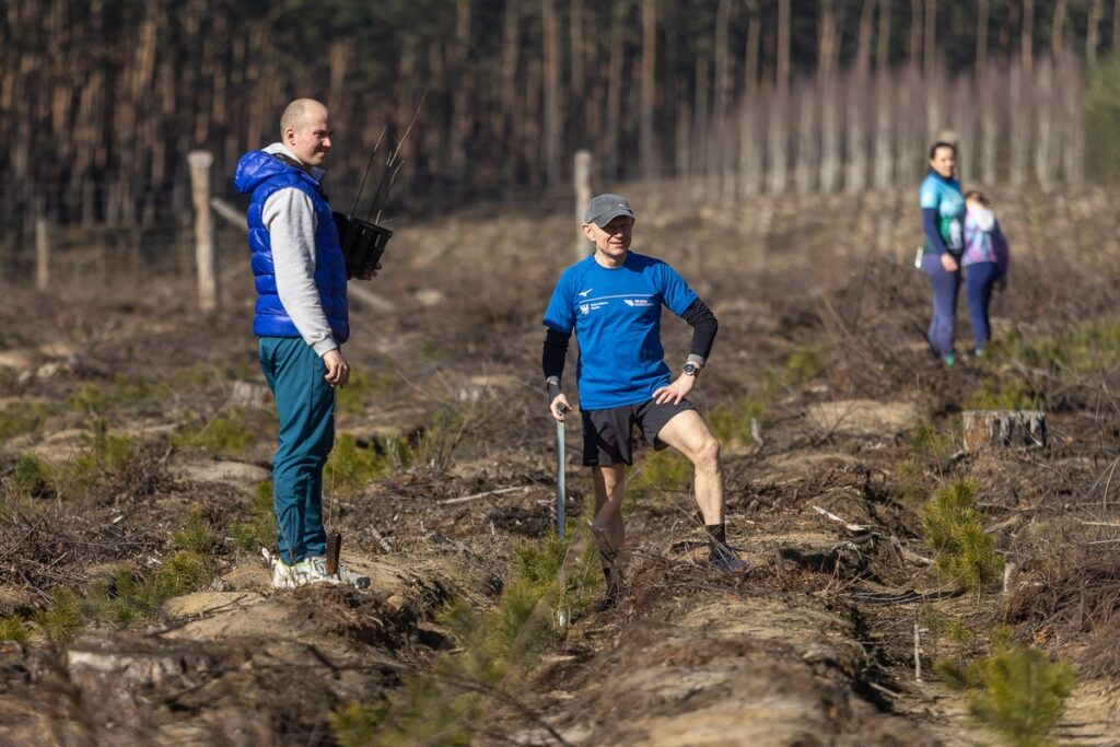 Akcja sadzenia drzew na toruńskiej Barbarce, fot. Szymon Zdziebło/tarantoga.pl dla UMWKP