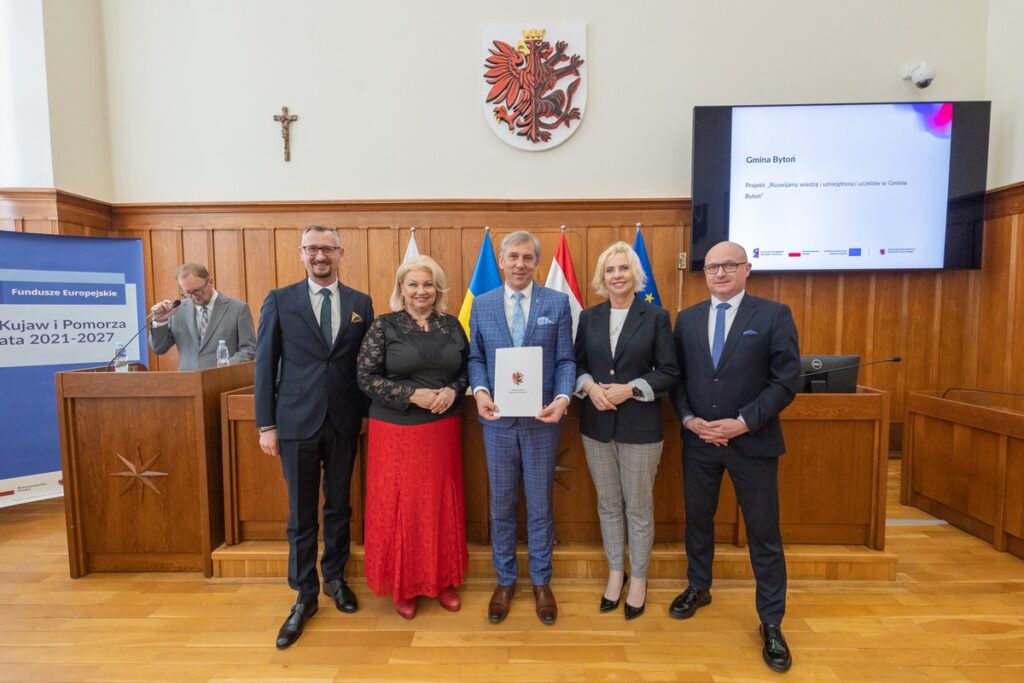 Uroczyste rozdanie umów, fot. Mikołaj Kuras dla UMWKP