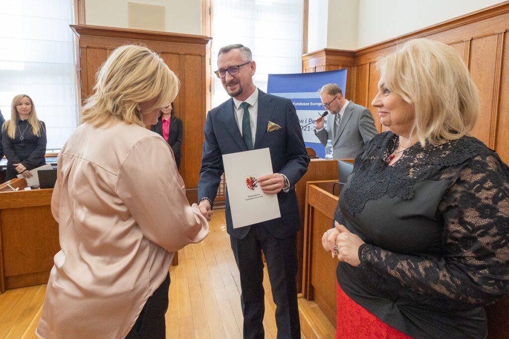 Uroczyste rozdanie umów, fot. Mikołaj Kuras dla UMWKP