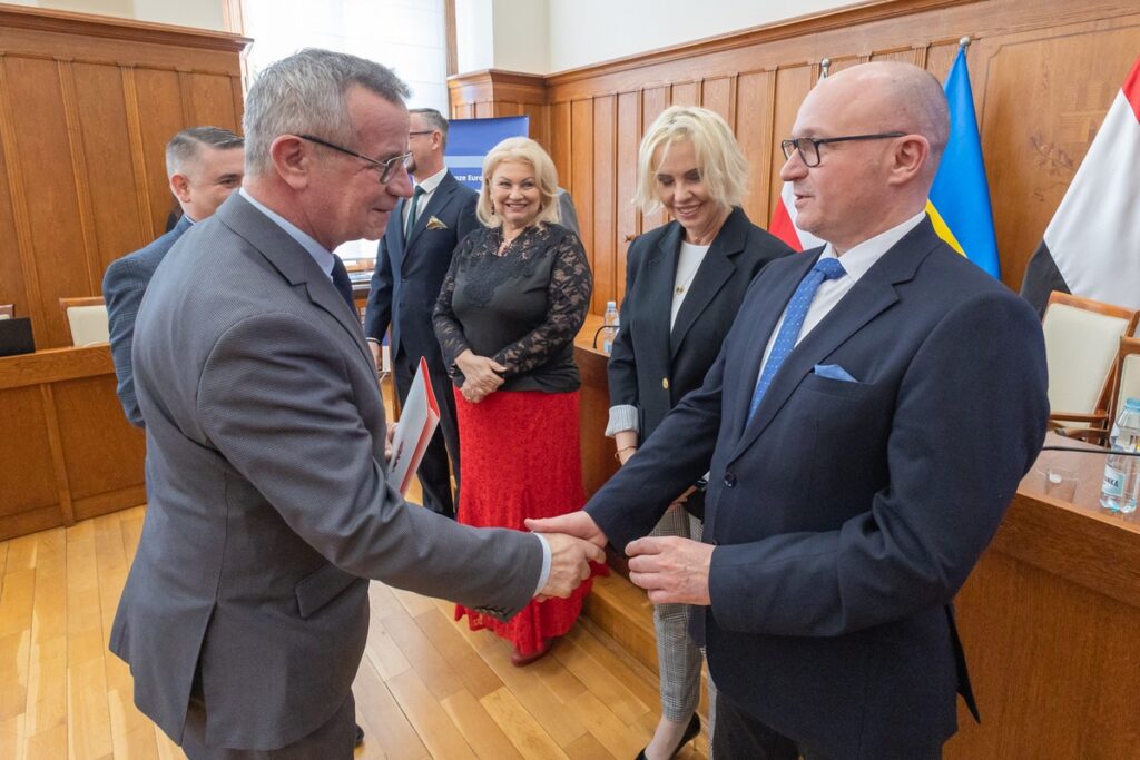 Uroczyste rozdanie umów, fot. Mikołaj Kuras dla UMWKP