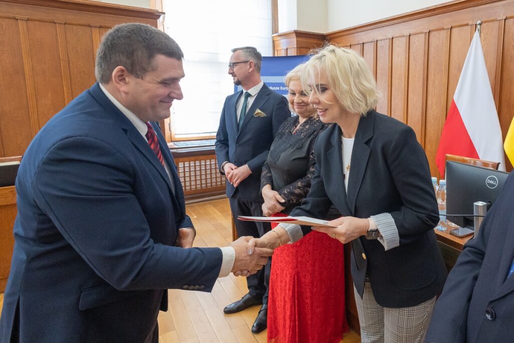 Uroczyste rozdanie umów, fot. Mikołaj Kuras dla UMWKP