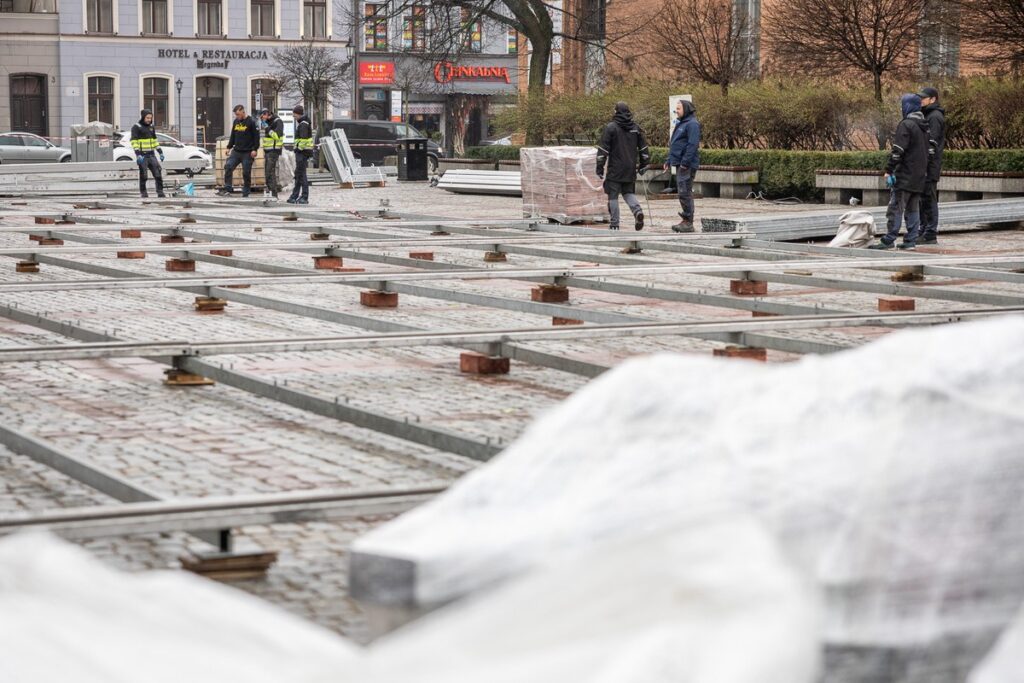 Budowa strefy kibica na Rynku Nowomiejskim w Toruniu, fot. Szymon Zdziebło/tarantoga.pl dla UMWKP