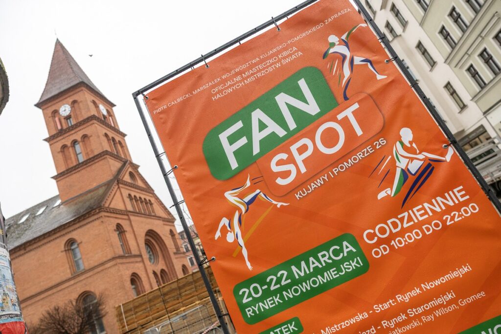 Construction of the fan zone at Nowomiejski Market Square in Toruń. Photo by Szymon Zdziebło / tarantoga.pl for UMWKP