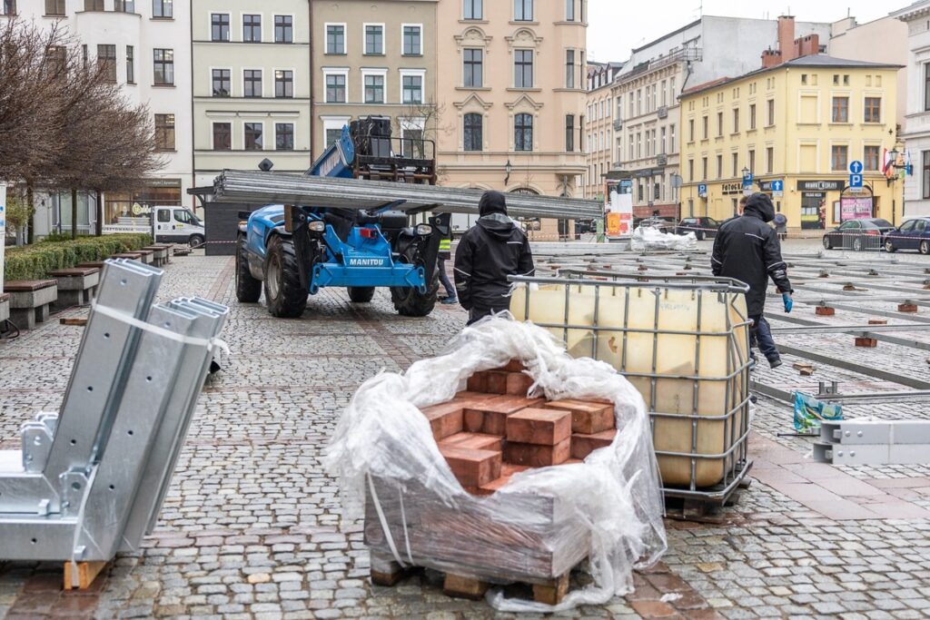 Budowa strefy kibica na Rynku Nowomiejskim w Toruniu, fot. Szymon Zdziebło/tarantoga.pl dla UMWKP