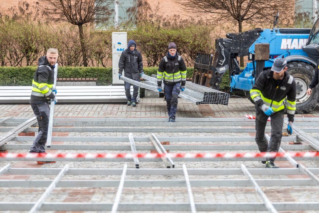 Budowa strefy kibica na Rynku Nowomiejskim w Toruniu, fot. Szymon Zdziebło/tarantoga.pl dla UMWKP
