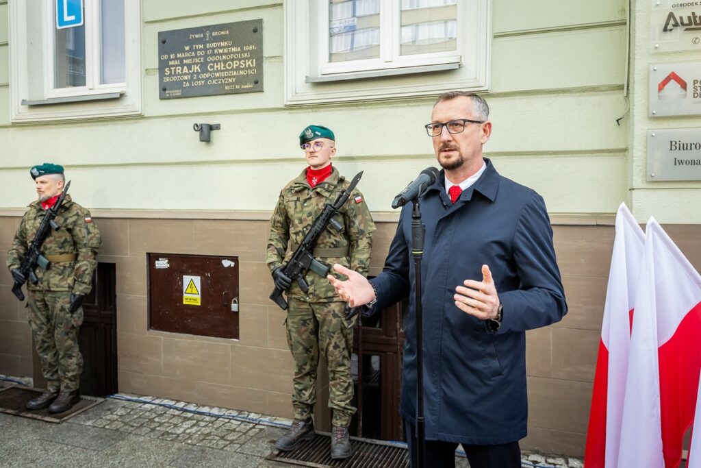 Uroczystość pod tablicą upamiętniającą strajk chłopski, fot. Tomasz Czachorowski/eventphoto dla UMWKP