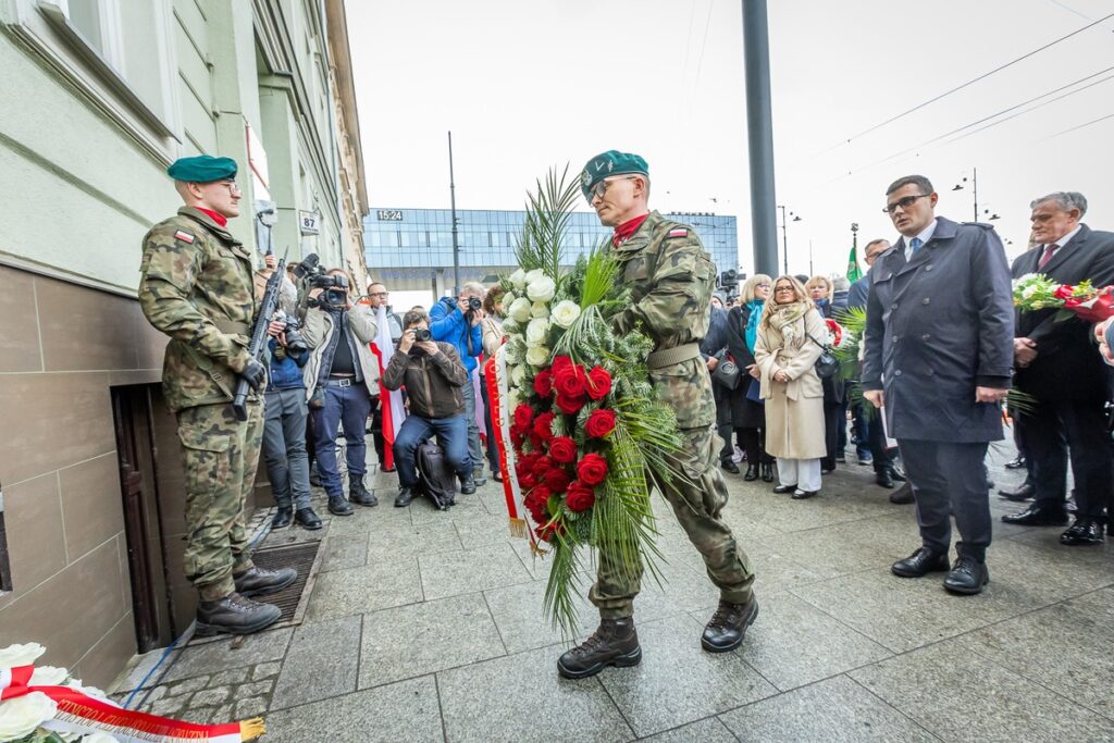 Uroczystość pod tablicą upamiętniającą strajk chłopski, fot. Tomasz Czachorowski/eventphoto dla UMWKP