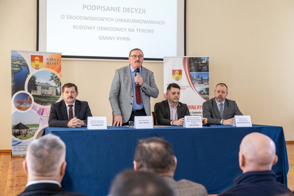 Podpisanie decyzji środowiskowej w sprawie budowy obwodnicy Rypina, fot. Szymon Zdziebło/tarantoga.pl dla UMWKP